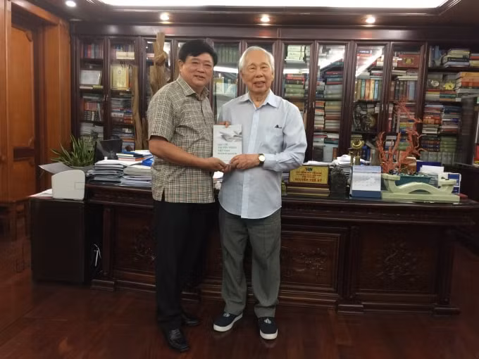 Phó GS-TS Nguyễn Thế Kỷ (trái) và nhà báo lão thành Phan Quang.