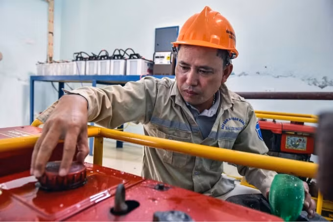 Anh Nguyễn Đăng Hương hài hước ví von về người gác đèn biển, còn đèn nhà mình nhờ hàng xóm… thắp sáng.