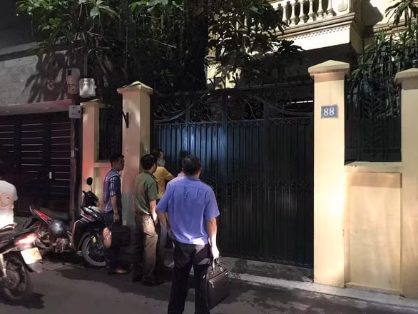 Cơ quan An ninh điều tra đến khám xét nơi ở của ông Nguyễn Đức Chung. Ảnh: internet.
