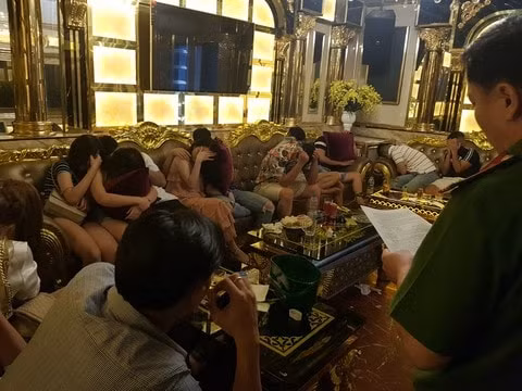 Một quán karaoke vẫn mở cửa trong mùa dịch COVID-19. Ảnh: TL.