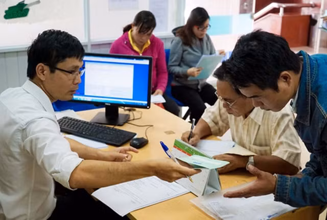 Chính phủ đang giao Bộ Nội vụ nghiên cứu, đề xuất chính sách khuyến khích cho công chức, viên chức nghỉ hưu sớm. Ảnh minh họa.
