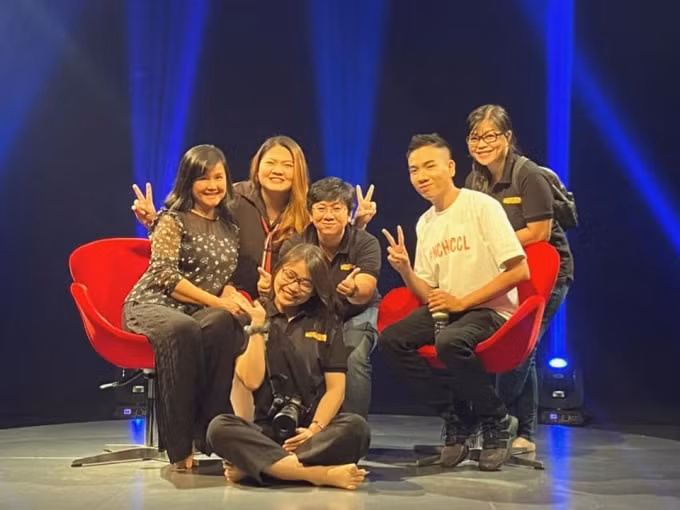 Hình ảnh BTV Thu Uyên có mặt trên phim trường quay hình khiến nhiều người mong chờ 