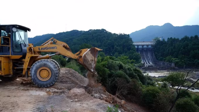 Một máy kéo gia cố bờ sông Gantang gần Hồ chứa Qingshitan ở quận Lĩnh Xuyên, Khu tự trị Choang Quảng Tây, vào ngày 17 tháng 7 năm 2020 - Ảnh: Reuters