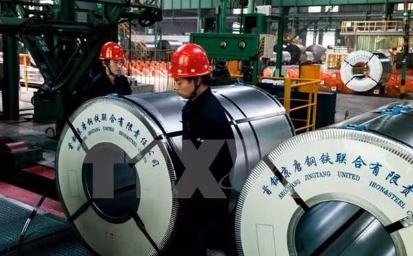 Thép cuộn tại nhà máy thép ở Tangshan, tỉnh Hà Bắc, Trung Quốc. Ảnh: TTXVN