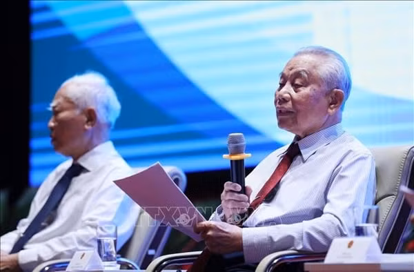 Nguyên Ủy viên Bộ Chính trị, nguyên Phó Thủ tướng, Bộ trưởng Bộ Ngoại giao Nguyễn Mạnh Cầm phát biểu tham luận tại hội thảo Ảnh: TTXVN