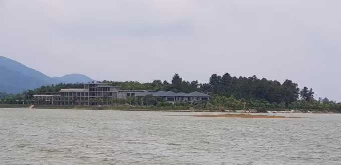 Đảo Ngọc bị san lấp, xẻ thịt xây dựng trái phép một cách không thương tiếc.