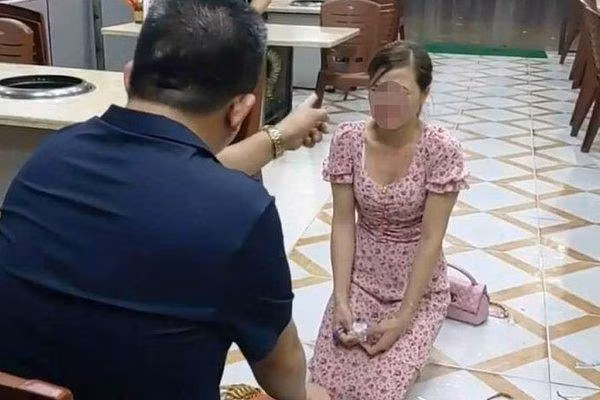 Nữ thực khách bị chủ quán Nhắng nướng Hiền Thiện bắt quỳ gối, xin lỗi. Ảnh: TL.