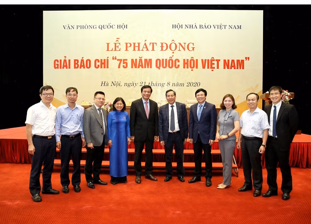 Các đại biểu tham dự Lễ phát động Giải báo chí “75 năm Quốc hội Việt Nam”. Ảnh: Sơn Hải