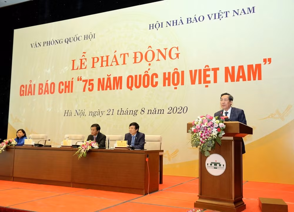 Nhà báo Thuận Hữu, Tổng Biên tập Báo Nhân dân, Phó Trưởng Ban Tuyên giáo T.Ư, Chủ tịch Hội Nhà báo Việt Nam, đồng Trưởng Ban Chỉ đạo Giải báo chí phát biểu tại buổi lễ. Ảnh: Sơn Hải