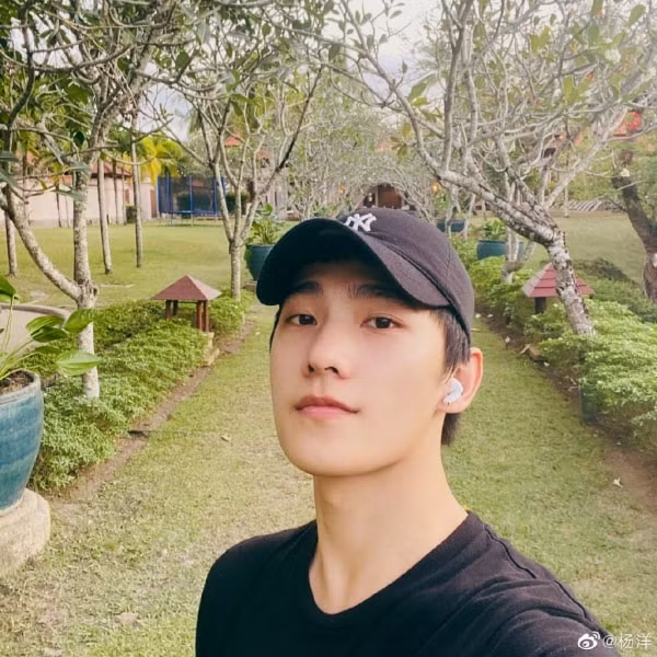 Mới cách đây không lâu, anh chàng còn chia sẻ tấm hình chụp selfie khoe cận cảnh vẻ điển trai của mình.