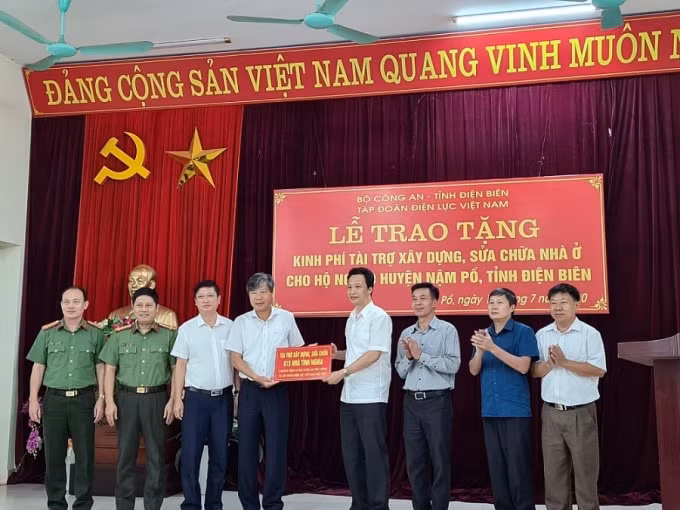Lãnh đạo Tổng công ty EVNNPC tặng kinh phí tài trợ cho chương trình.