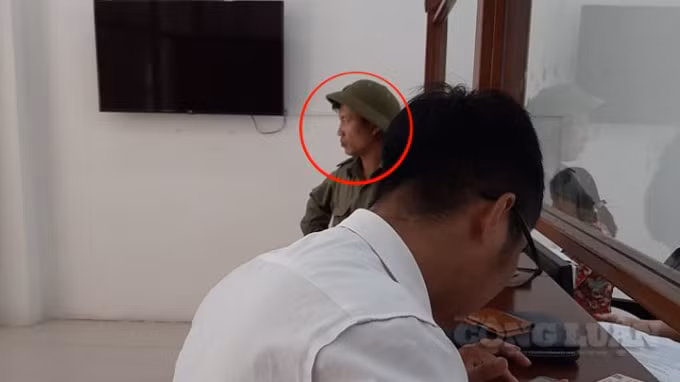 Bảo vệ giám sát phóng viên đặt lịch xong dẫn phóng viên ra ngoài.