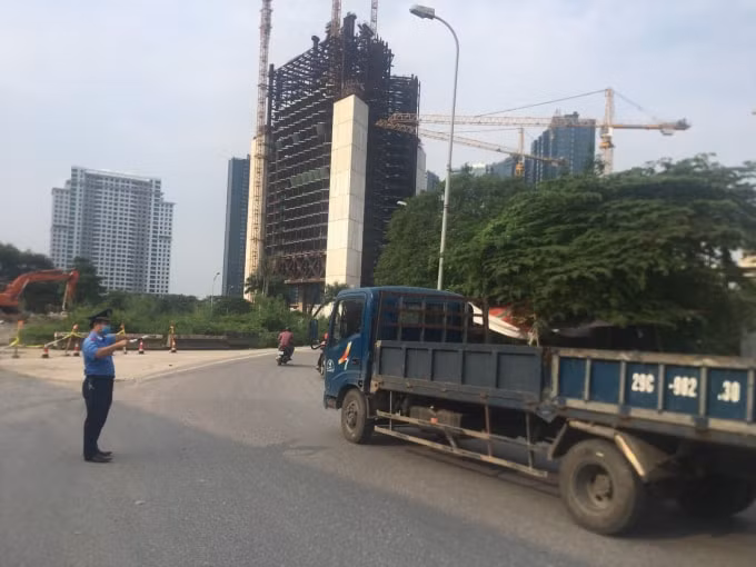 Phân luồng giao thông, hạn chế ùn tắc trong quá trình thực hiện sửa chữa mặt cầu Thăng Long. Ảnh: TL