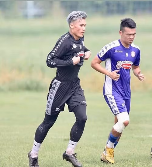 Người hâm mộ cho rằng diện mạo mới trông chàng thủ môn “hơi già