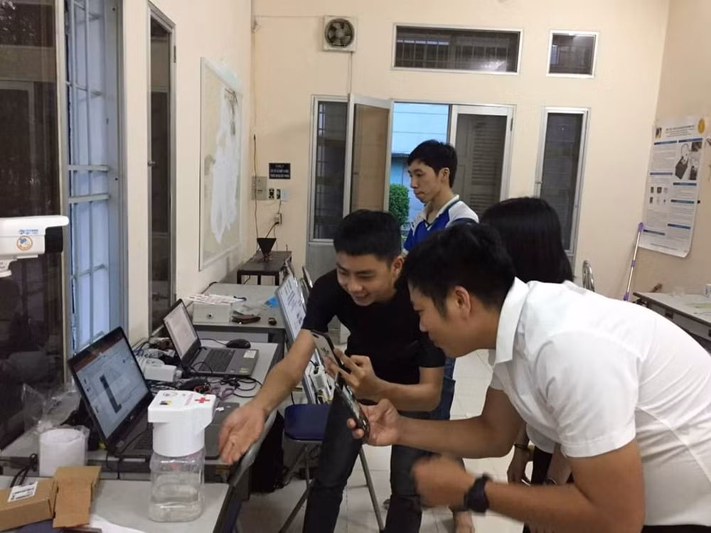 Hình ảnh sinh viên trường Đại học Bách khoa - Đại học Đà Nẵng chế tạo máy rửa tay sát khuẩn tự động. Ảnh: internet.