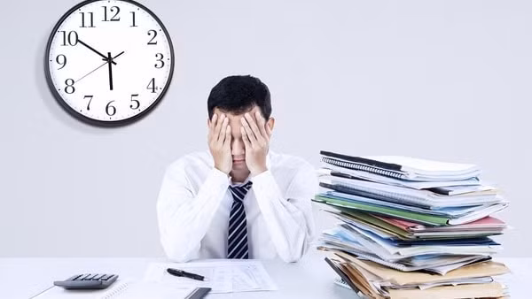 Chính việc làm thêm giờ cũng là yếu tố cân nặng của bạn mất cân đối, do vậy cần điều chỉnh thời gian ăn uống phù hợp nhất cho bạn. Ảnh: internet.