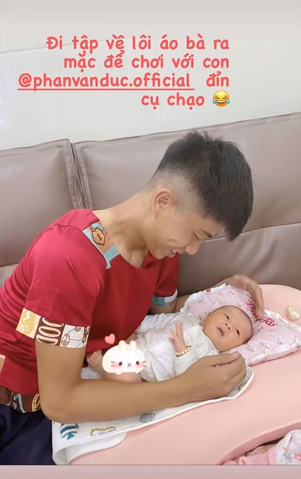 Cầu thủ Phan Văn Đức mặc áo của mẹ để chơi với Dâu Tây. Ảnh: internet.