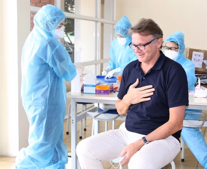 Hình ảnh HLV Philippe Troussier chuẩn bị lấy mẫu xét nghiệm COVID-19. Ảnh: internet.