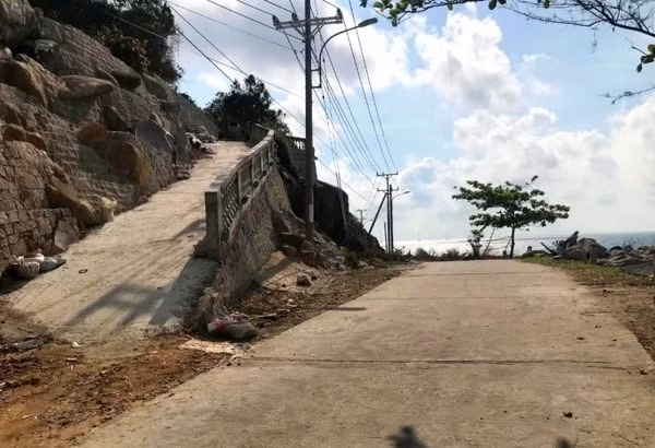 Ông Trần Trọng Thu xây kè, chặn đất và làm đường dẫn lên khu đất rừng phòng hộ khi chưa được cơ quan có thẩm quyền cho phép