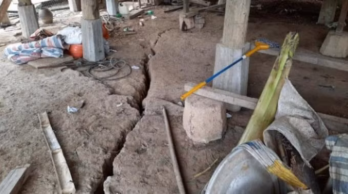 Nền nhà nứt toác, nhiều hộ dân di dời khẩn cấp. Ảnh: TL.