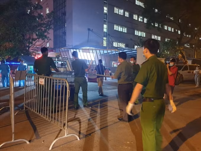 Toàn bộ lối ra vào của bệnh viện đã được các lực lượng chức năng phong tỏa. Ảnh: TL.
