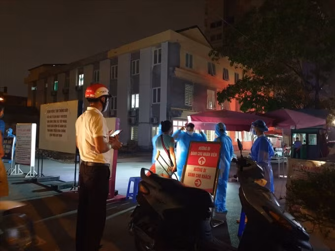 Hạn chế người nhà ra vào bệnh viện, trừ trường hợp đi lại khó khăn hoặc cấp cứu. Ảnh: TL.