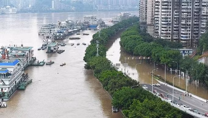 Mưa lũ đang gây nhiều thiệt hại cho người dân Trung Quốc. Ảnh: TL.