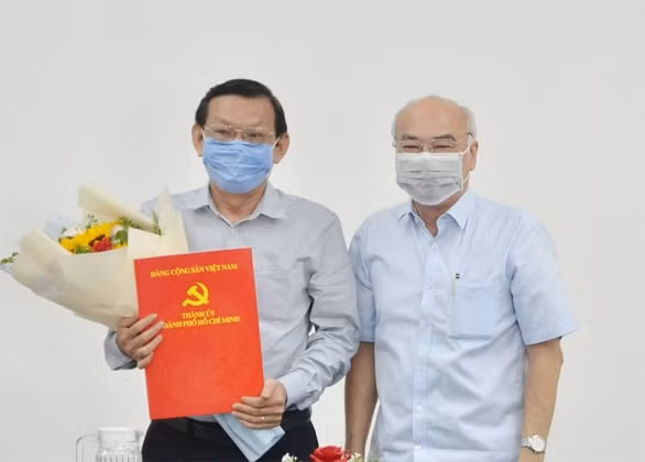 Ông Nguyễn Tấn Phong (trái) nhận quyết định về công tác tại Hội Nhà báo TP.HCM- ẢNh: S.HẢI