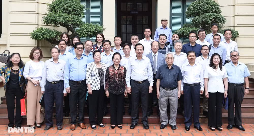 Lãnh đạo Bộ Lao động - Thương binh và Xã hội, Hội Khuyến học Việt Nam và Báo điện tử Dân trí chụp ảnh lưu niệm (Ảnh: Sơn Tùng).