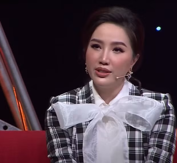 Gương mặt tăng kí rõ rệt của cô.