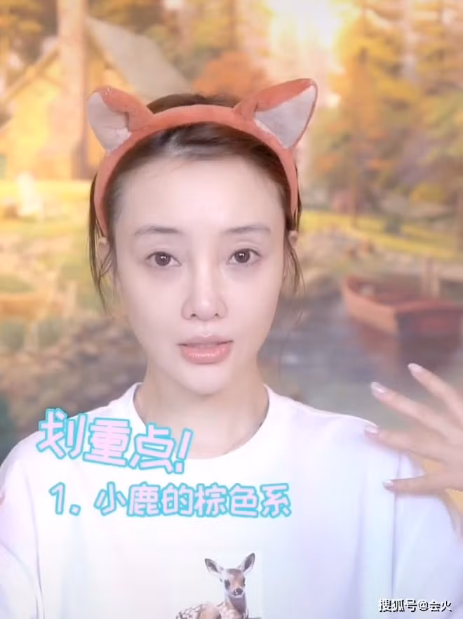 Lý Tiểu Lộ có khuyết điểm quầng thâm mắt, cũng như không tươi tắn rạng rỡ như những tấm hình trên mạng xã hội.