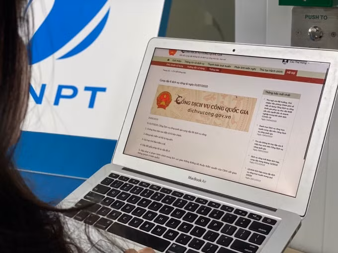 Nộp lệ phí trước bạ và nộp tờ khai đăng ký ô tô trực tuyến nhờ dịch vụ công số 1.000.