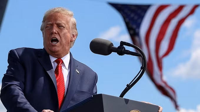 Tổng thống Donald Trump cho biết có ý định khôi phục toàn bộ lệnh trừng phạt kinh tế chống lại Iran - Ảnh: Reuters