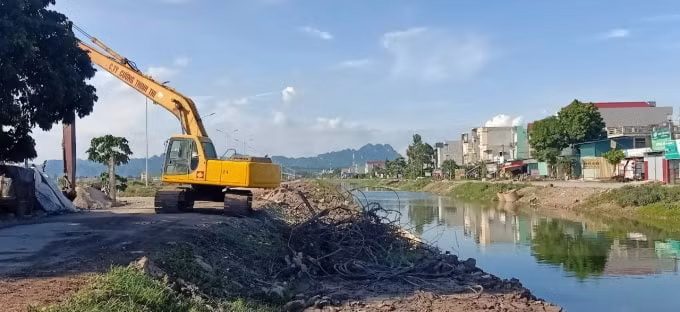 Nhiều hạng mục công trình đang xây dựng dở dang.