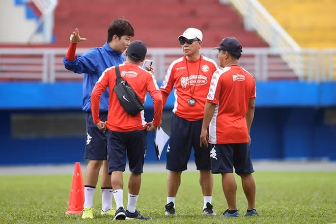 Vị thuyền trưởng Chung Hae-seong và dàn trợ lý đã sẵn sàng cho ngày V-League trở lại. Ảnh: internet.