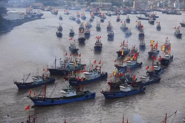 Tàu cá Trung Quốc rời cảng đi đánh bắt xa bờ