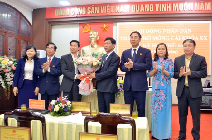Ông Nguyễn Tiến Dũng (Thứ 4 từ phải sang) vừa được bầu làm chủ tịch TP. Móng Cái.