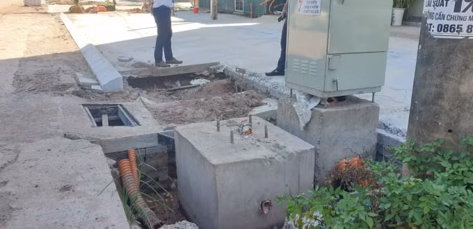 Hố ga trước cửa nhà dân không được che chắn để đảm bảo an toàn; lớp đất nên phía dưới lớp bê tông trống rỗng, hở hàm ếch . Ảnh chụp ngày 24/7/2020