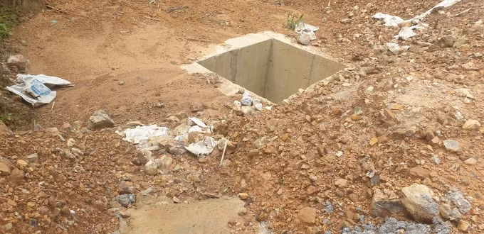 Đất đã lởm chởn quanh hố ga thoát nước . Ảnh chụp ngày 23/7/2020