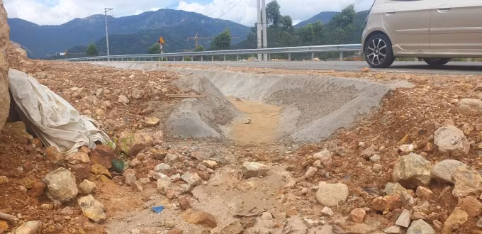 Rãnh thoát nước tự nhiên tai dự án. Ảnh chụp ngày 23/7/2020
