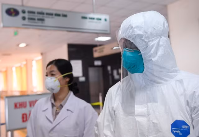 Các bác sĩ tiến hành hội chẩn, đánh giá phác đồ điều trị cho các bệnh nhân nặng. Ảnh: TL.