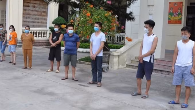Các đối tượng tham gia đánh bạc giữa mùa dịch Covid-19 ở Hải Dương bị bắt giữ. Ảnh: TL.