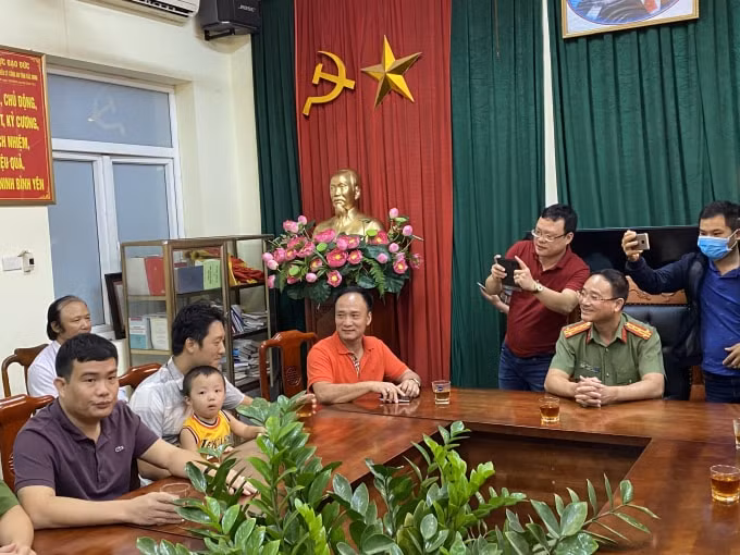 Lãnh đạo Công an tỉnh Bắc Ninh và gia đình cháu bé vui mừng khi cháu an toàn trở về. Ảnh: Hoàng Dương