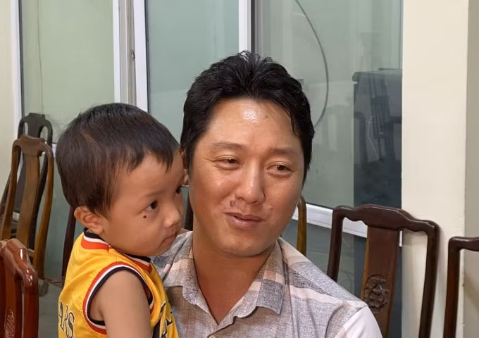 Anh Nguyên Văn Hưng- bố cháu Gia Bảo chia sẻ cảm xúc với PV. Ảnh: Hoàng Dương