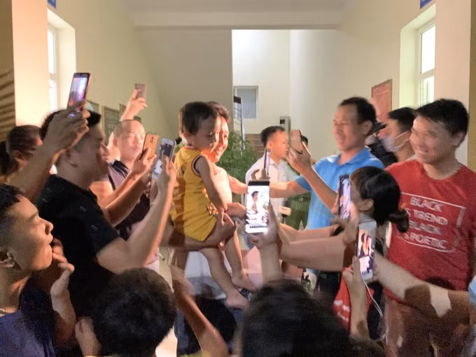 Cháu Nguyễn Cao Gia Bảo trở về trong niềm hân hoan của gia đình và người thân. Ảnh: Hoàng Dương