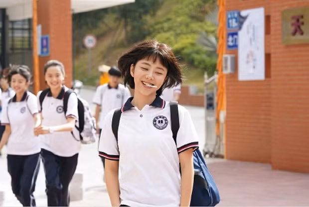 Đàm Tùng Vận vào vai thiếu nữ 16 tuổi.