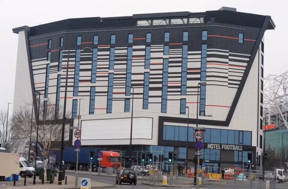 Cầu thủ Ryan Giggs và anh em nhà Neville đang sở hữu khách sạn mang thương hiệu Hotel Football ở cạnh sân Old Trafford. Ảnh: internet.