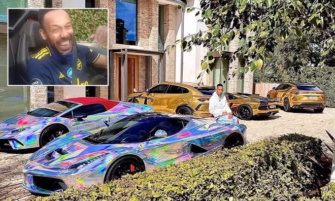 Cầu thủ Aubameyang khoe bộ sưu tập 