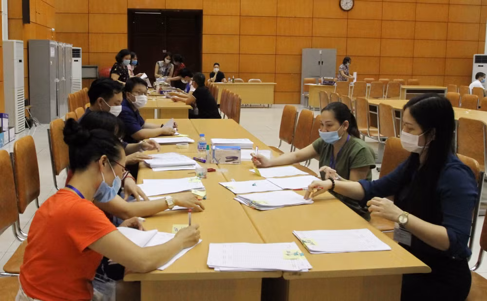 Một điểm chấm thi THPT tại Hà Nội. Ảnh: internet.