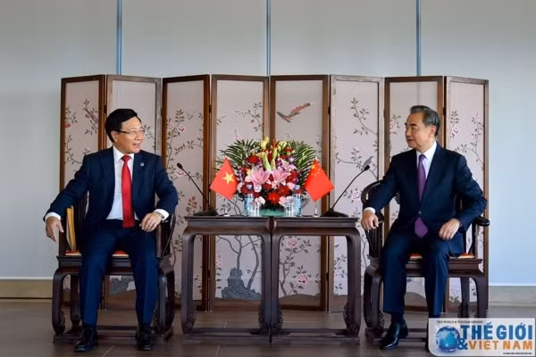 Phó Thủ tướng, Bộ trưởng Ngoại giao Phạm Bình Minh và Ủy viên Quốc vụ, Bộ trưởng Ngoại giao Trung Quốc Vương Nghị trao đổi về tình hình và các biện pháp thúc đẩy quan hệ hai nước trong thời gian tới. Ảnh: TG&VN